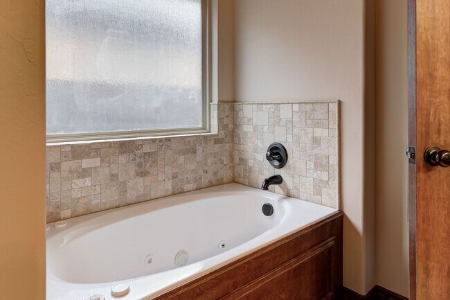 Building Photo - Beautiful & Large 4 Bed 2 Bath Home in Edmond!