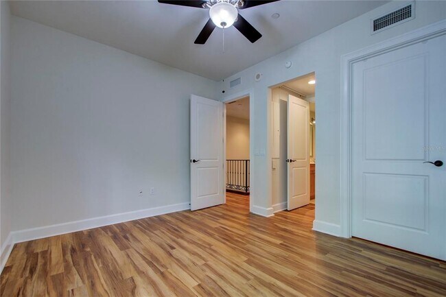 Building Photo - 300 Beach Dr NE