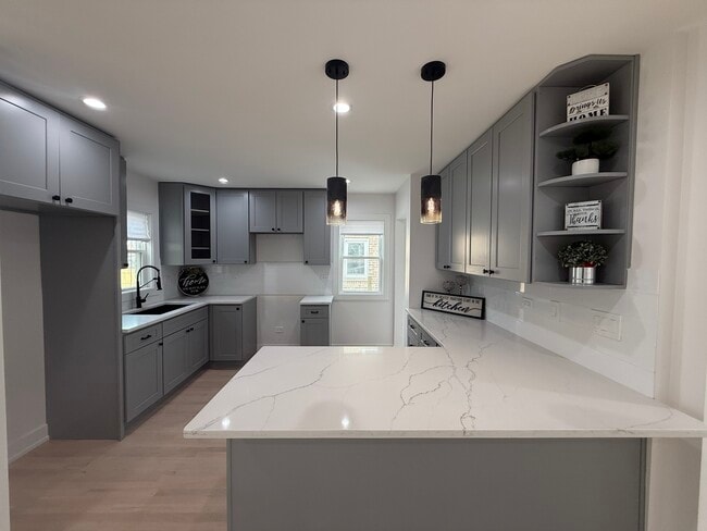 Building Photo - 9304 S Justine St