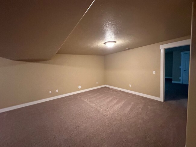 Building Photo - Orem Townhome - Hillcrest Neighborhood
