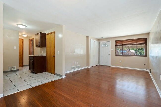 Building Photo - Gorgeous 2 bedroom home in Brookline avail...