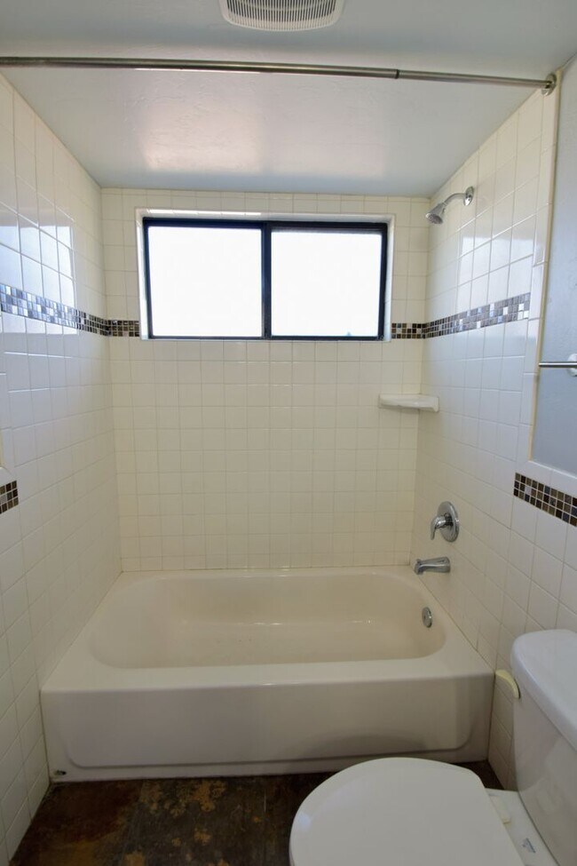 Building Photo - Modern 3 Bed 3 Bath - Less than 1 Mile to University of Arizona