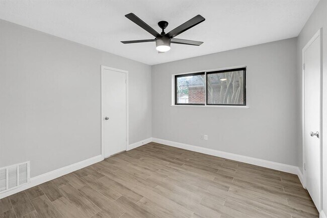 Building Photo - 4515 Larch Dr