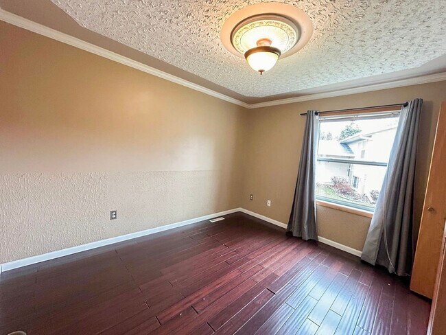 Building Photo - Move-In Ready 4 bed 2 bath off of West Circle Drive Available NOW!