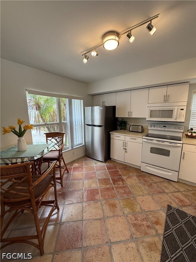 Building Photo - 15009 Cloverdale Dr