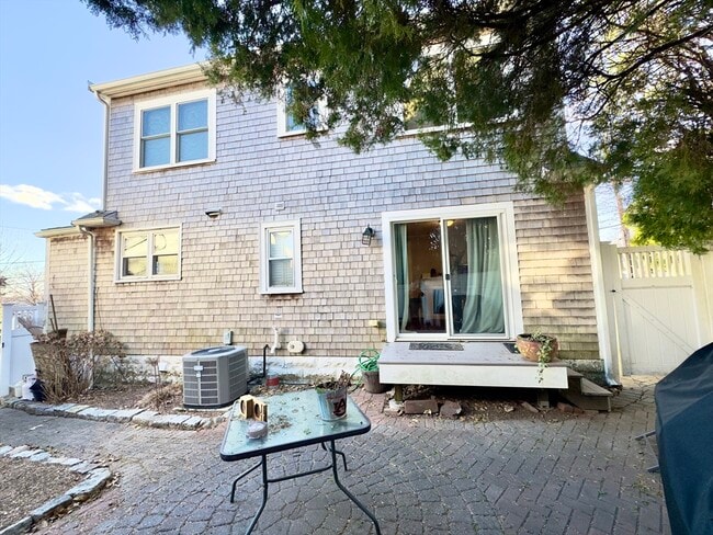 Building Photo - 8 Fox Point Rd