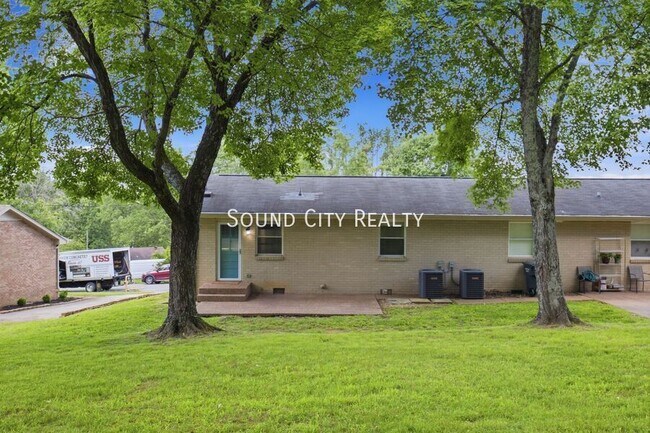Building Photo - 923 Oak Vale Dr