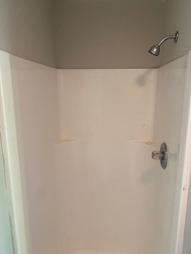 Building Photo - Coming soon! 3 bed 2 bath recently updated