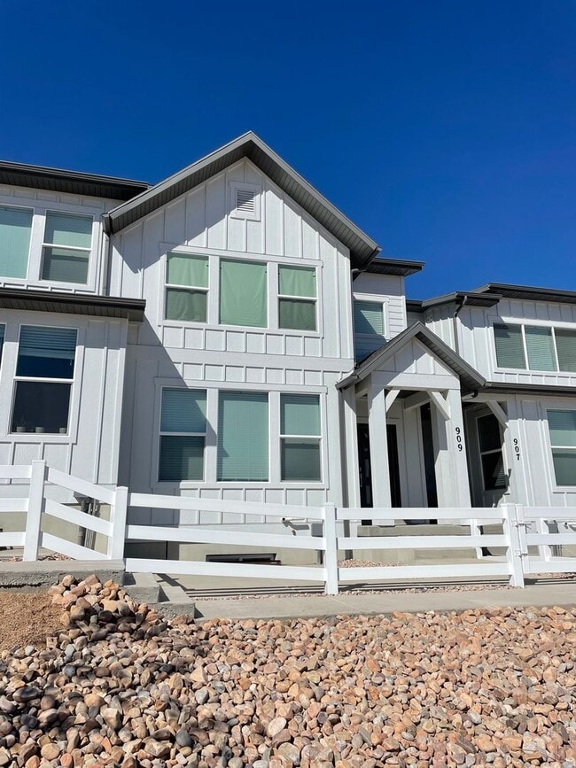 Building Photo - HUGE Townhome For Rent in Saratoga Springs!!