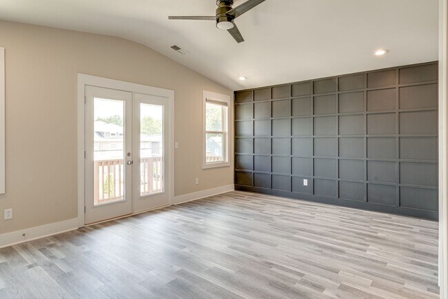 Building Photo - AVAILABLE September 1st. UPDATED 3 Bedroom...