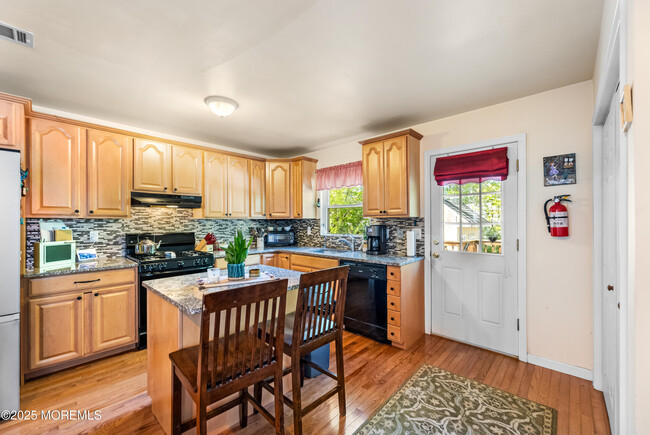 Building Photo - 105 Wayside Dr