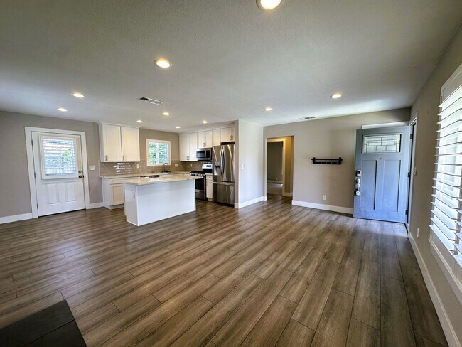 Building Photo - Beautiful 2-Bedroom Home with Large Backyard