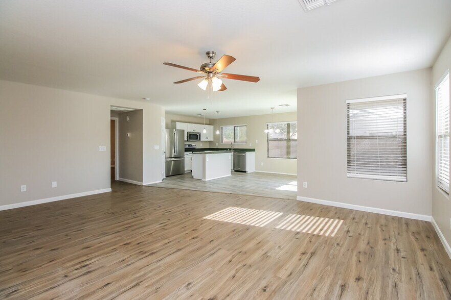 Building Photo - 2468 E Palm Beach Dr