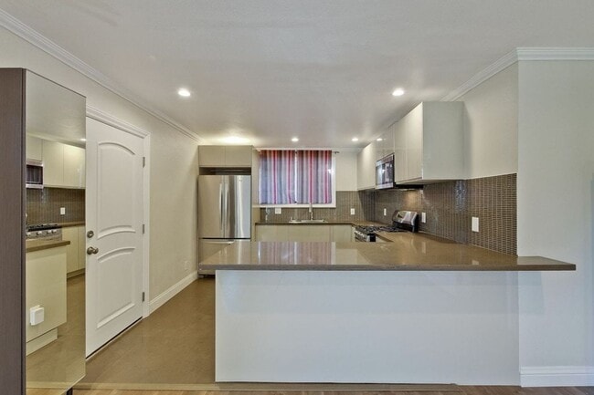 Building Photo - Remodeled 2 Bed 1 Bath Home with Bonus Roo...