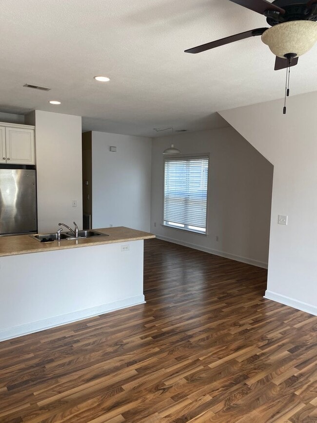 Building Photo - Great Downtown Location