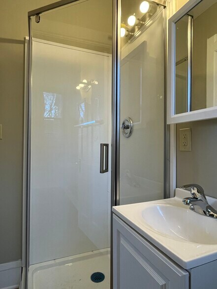 Building Photo - 814 E Lincoln Ave