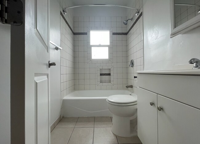 Building Photo - 5138 Melrose Ave