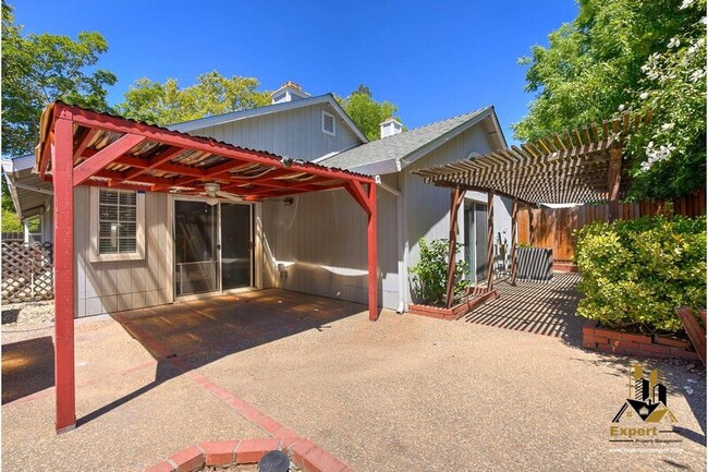 Building Photo - 8449 Bramble Bush Cir