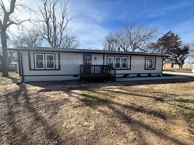 Building Photo - Beautifully Remodeled 3 Bed / 2 Bath Home with Modern Upgrades!