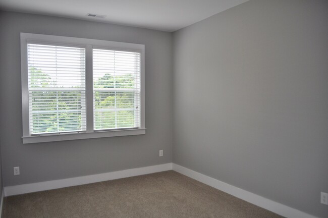 Building Photo - 4 Bedroom | 3.5 Bath Townhouse in Raleigh