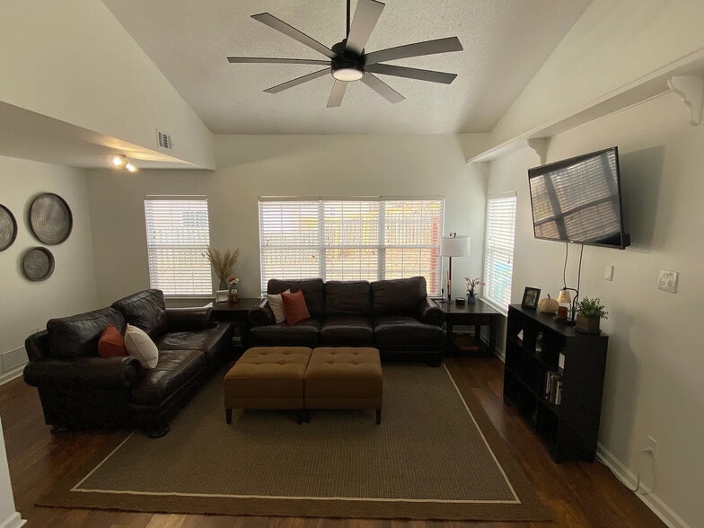 Building Photo - Room in House on Parkside Dr