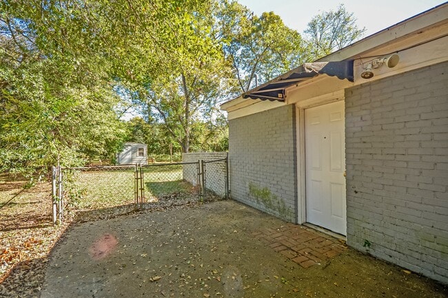 Building Photo - 928 Grenada Dr