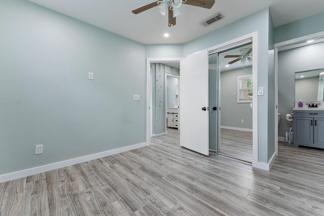 Building Photo - 856 SW Rustic Cir