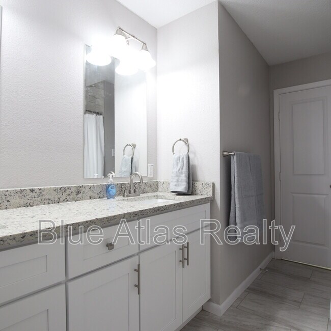 Building Photo - 3629 Venice Dr
