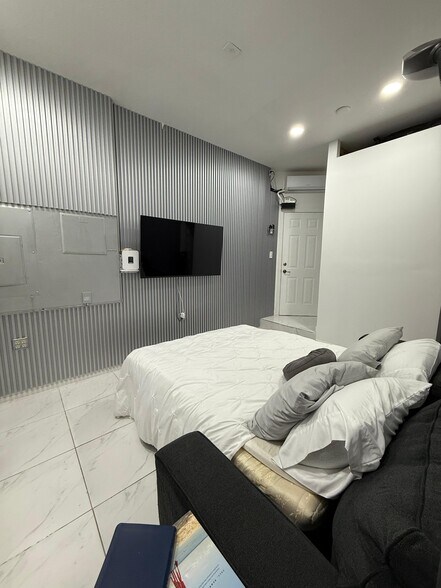 STUDIO SUITE - 10775 NW 81st Ln