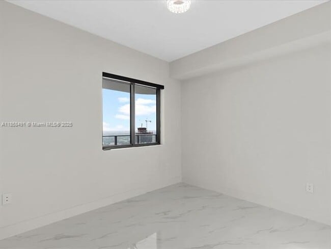 Building Photo - 700 NE 24th St