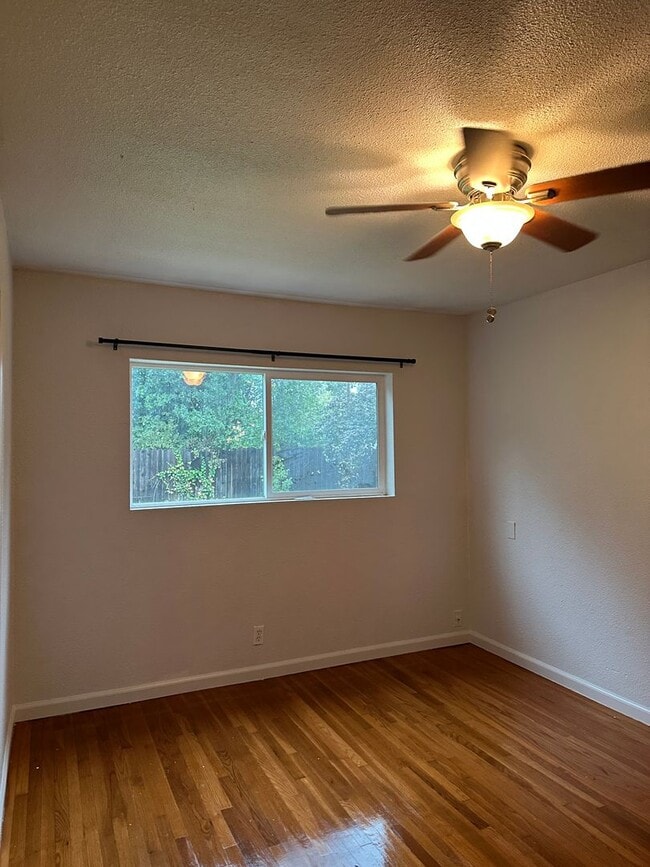Building Photo - Updated & Charming 3 Bedroom Home with Fan...