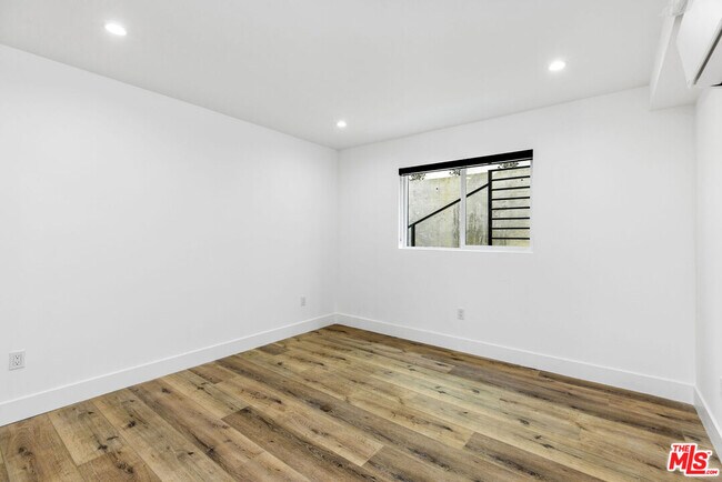 Building Photo - 571 Mariposa Ave