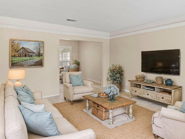 Building Photo - "Spacious 3-Bed Sanctuary with 2.5 Baths o...
