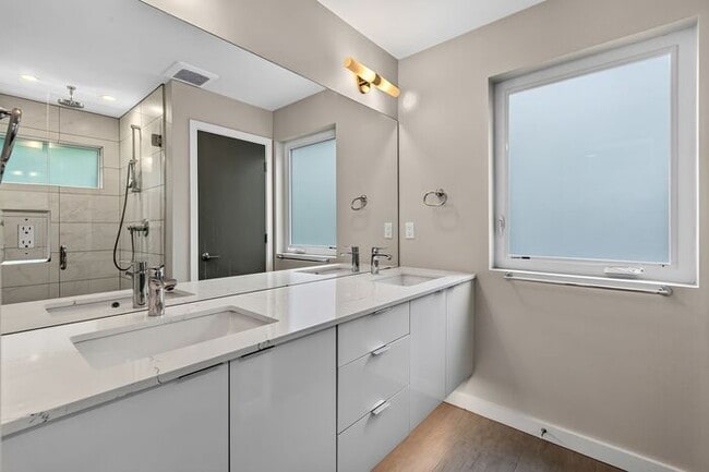 Building Photo - Stunning Standalone Townhome In Coveted Lincoln Park - Air Conditioned!