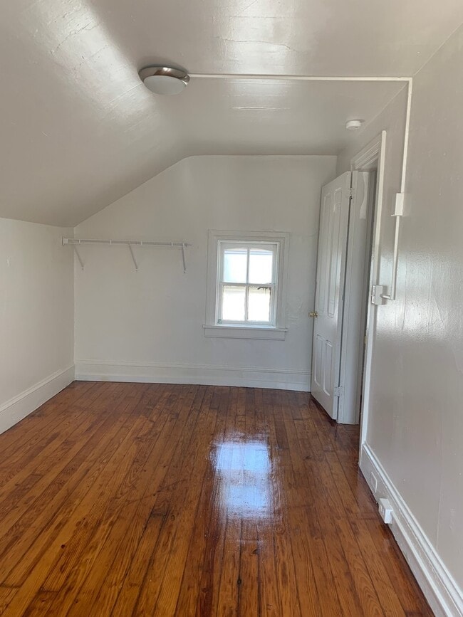 Building Photo - 3 Bedroom in Downtown York City, See Video...