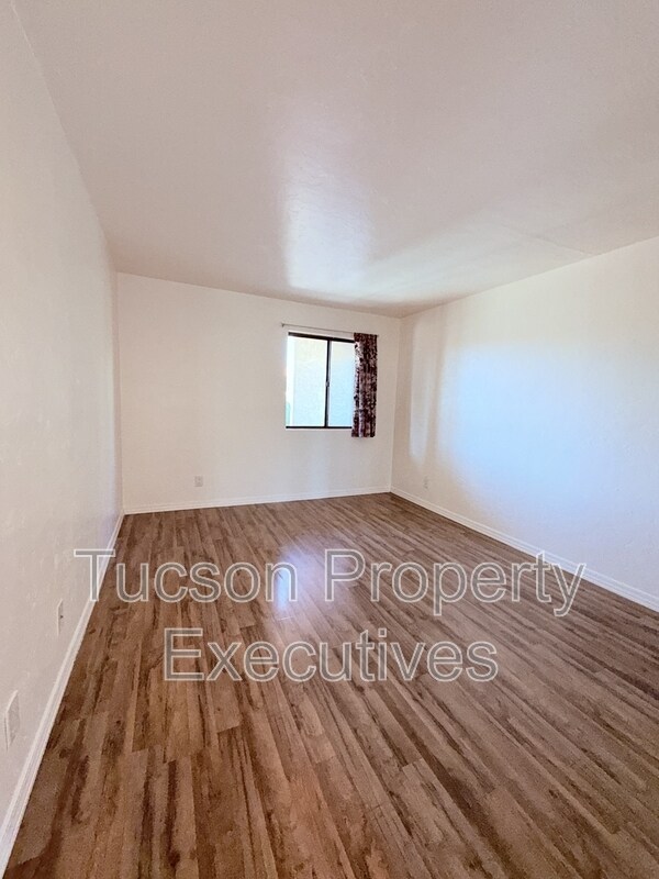 Building Photo - 455 W Kelso St
