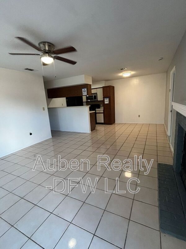 Building Photo - 545 Canary Ln