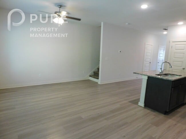 Building Photo - 672 The Heights Ln