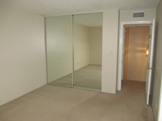 Building Photo - Parkwoods 12364-2