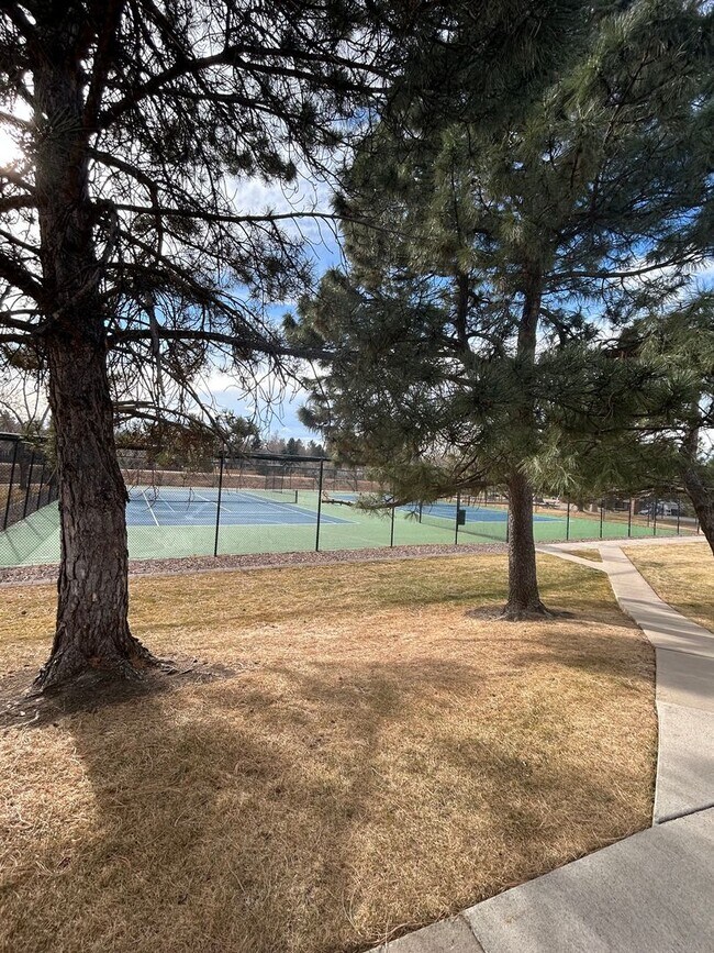 Building Photo - 5 BR/3 1/2 BA in the Desirable Meadowglen Community!!