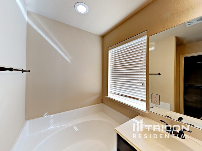 Building Photo - 5844 Burgundy Rose Dr