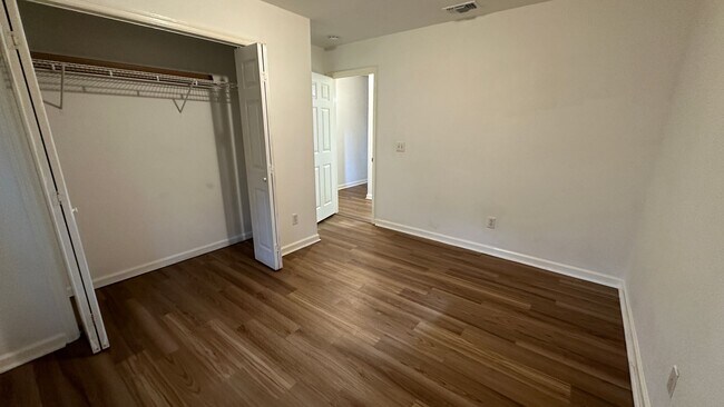 Building Photo - Recently Updated 3/2 Newer Kitchen, Deck &...