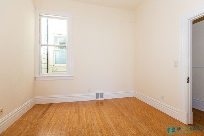 Building Photo - Noe Valley: House-like Apartment w/ 2 Bonus Rooms, Open Floor Plan & W/D in-unit