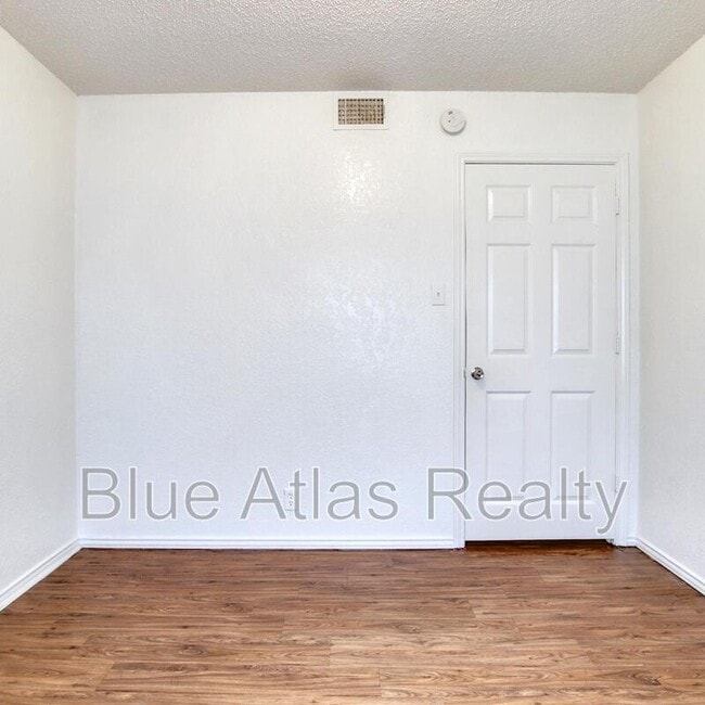 Building Photo - 6859 S Creek Dr