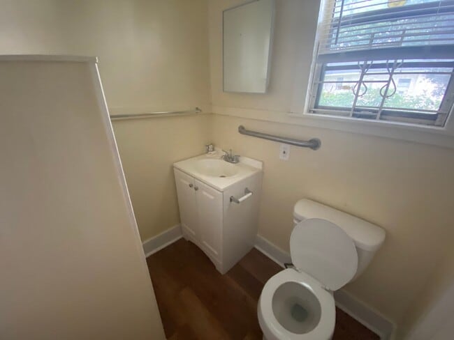 Building Photo - One Bedroom - Great Location