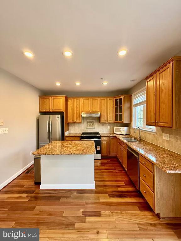 Building Photo - 612 Garden View Square