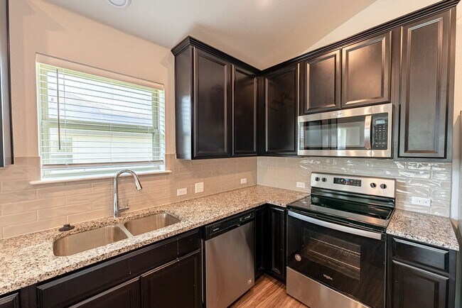 Building Photo - Experience Luxury Living: Perfect Blend of Comfort & Style in Your Dream Home! Schedule Viewing Now!