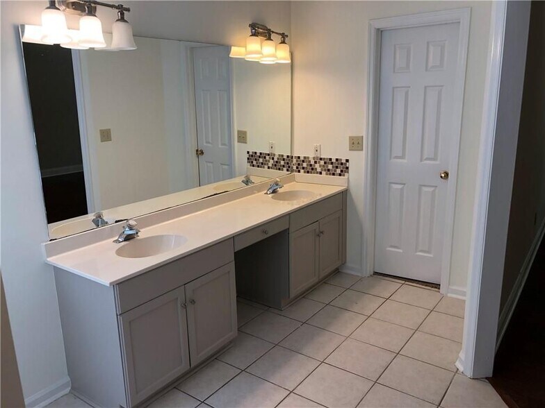 Building Photo - 1560 Oklahoma Dr