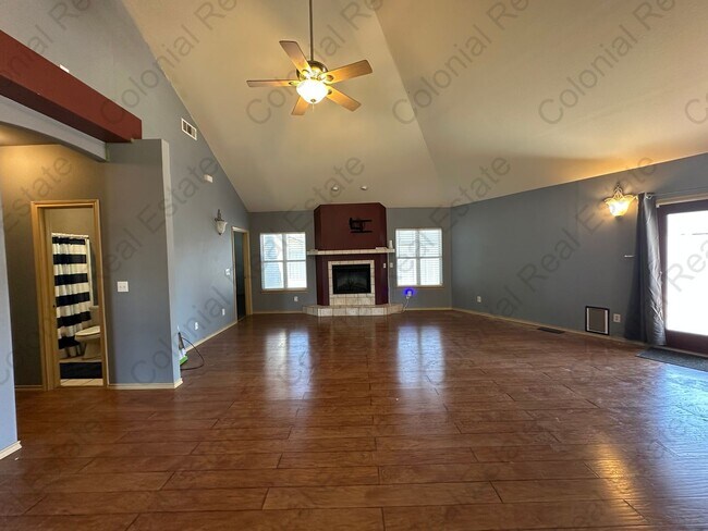 Building Photo - Beautiful 3 bedroom 2 bathroom home.