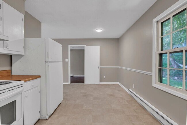 Building Photo - $2200 —Available spring semester January 2026 4 bedroom 2 bath House Student and pet friendly